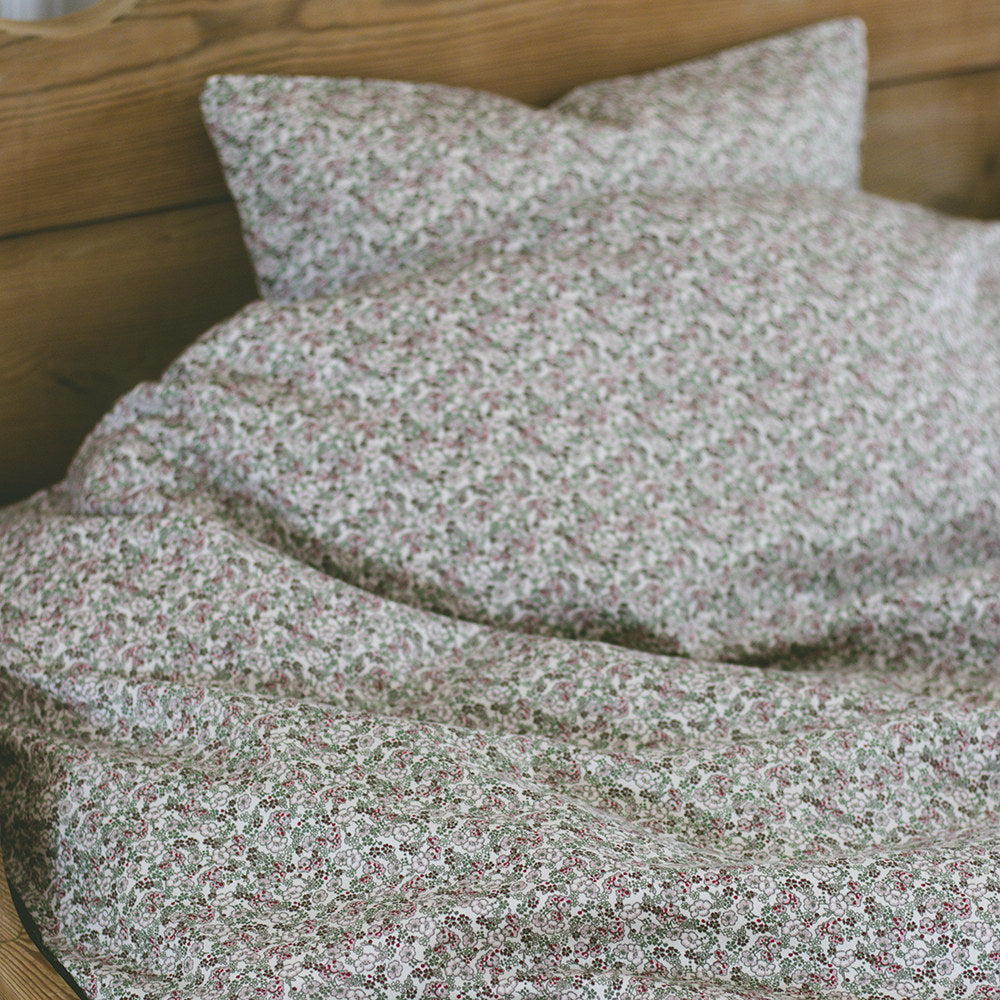 That's Mine Levi sengetøj - Bouquet rouge - 100% Organic cotton Buy Sovetid||Sengetøj||Udsalg||Alle||Forår & sommer '24||LIVESHOPPING D.2/5||Bouquet rouge||Sengetøjstilbud||3 for 2||Udsalg - Sovetid||alt minus sløjfe||3 for 399||Online exclusive here.