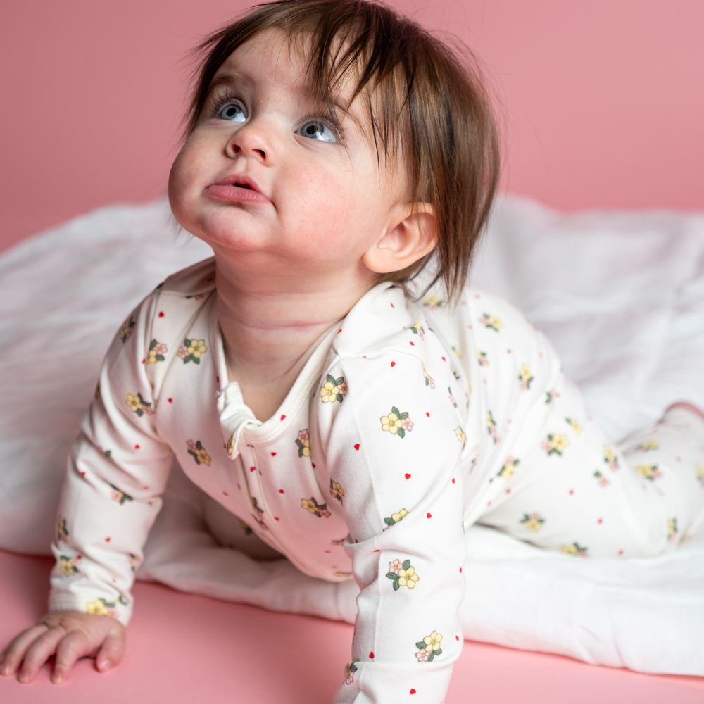 That's Mine Elliotte onesie - Sweetheart Petals - 48% Organic cotton / 47% Modal / 5% Elastane Buy Overdele||Onesies||personale||Basics here.