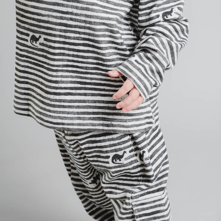 That's Mine Arthur bukser - Mono dino stripe - 95% Organic cotton, 5% Elastan Buy Bukser||Nyheder||Bukser & shorts||personale||Efterår & vinter 2025||Dinosaurtøj & kostumer||Mono dino||drop 1 aw25||Jersey here.