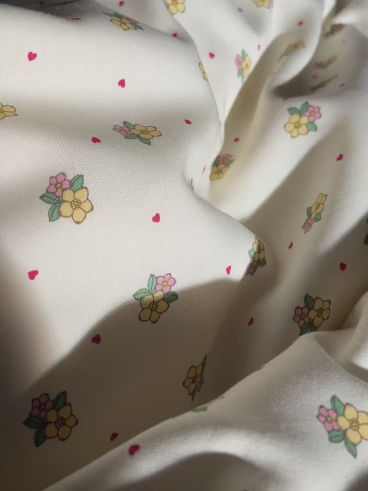 Levi bedding - Sweetheart Petals